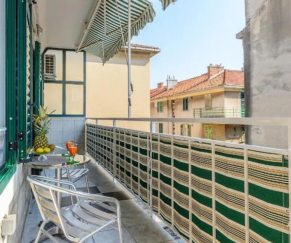 Bird Lamp Luxury Bacvice, דירה